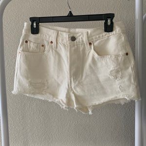 White denim Levi’s distressed shorts Size 26. Pre-owned excellent condition